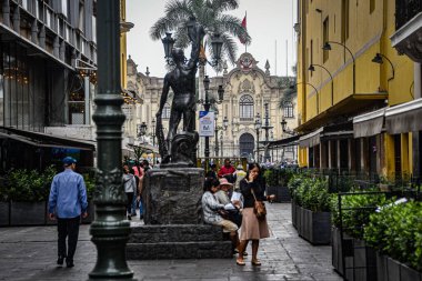 Callejon de Petateros ve Lima 'nın merkezi Plaza arasında yürüyen insanlar.
