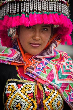 Geleneksel giyinmiş bir And kızı, Lima 'nın Plaza de Armas' ında geçit töreni için.