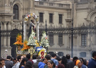   Lima 'nın ana meydanındaki San Martin de Porres geçit törenine kalabalık katıldı.