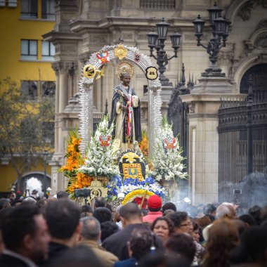 Lima 'nın ana meydanındaki San Martin de Porres geçit törenine kalabalık katıldı.