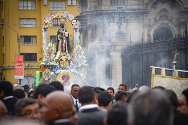  Lima 'nın ana meydanındaki San Martin de Porres geçit törenine kalabalık katıldı.