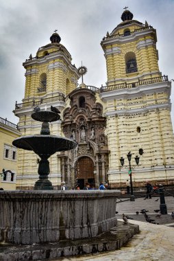Lima, Peru - 17 Kasım 2019: Lima 'nın tarihi şehir merkezinde San Francisco Manastırı' nın dışı