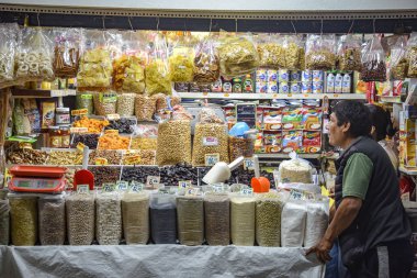 Lima, Peru - 17 Kasım 2019: Tahıllar ve kurutulmuş ürünler