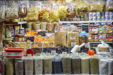 Lima, Peru - 17 Kasım 2019: Tahıllar ve kurutulmuş ürünler