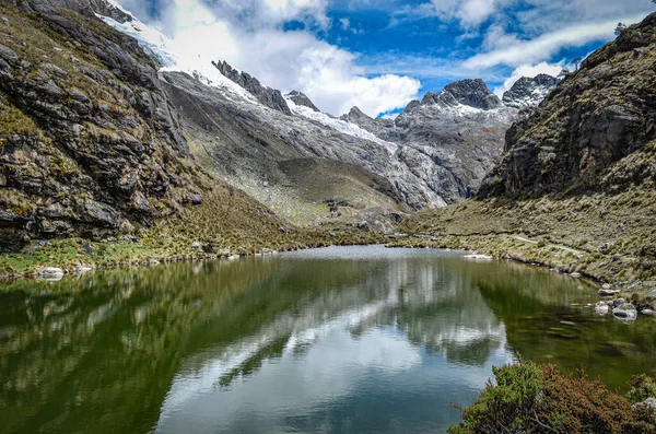 Odrazy hor na ledovcovém jezeře v Cordillera Blanca, Peru — Stock fotografie