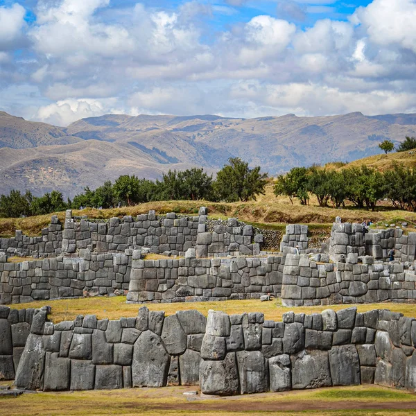 Murallas de piedra inca en el sitio arqueológico Sacsayhuaman, Cusco, Perú — Foto de Stock