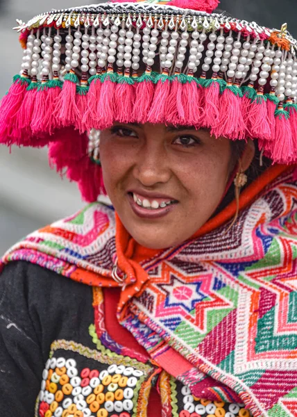 Una ragazza andina vestita con abiti tradizionali per una processione nella Plaza de Armas di Lima — Foto Stock