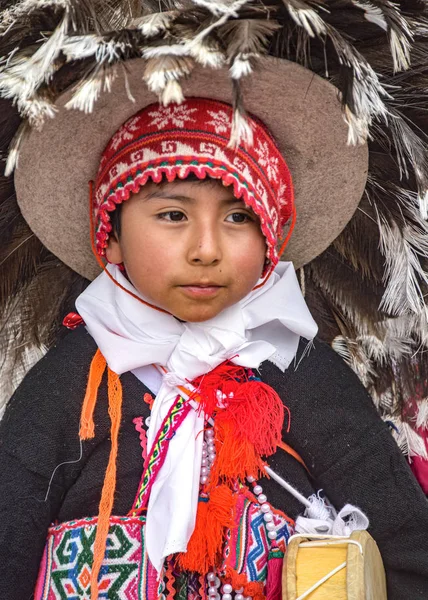 Un niño andino vestido con ropa tradicional para una procesión en la Plaza de Armas de Lima — Foto de Stock