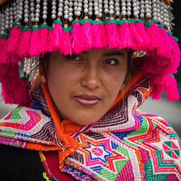 Andská dívka oblečená v tradičním oblečení na průvod v Limově Plaza de Armas — Stock fotografie