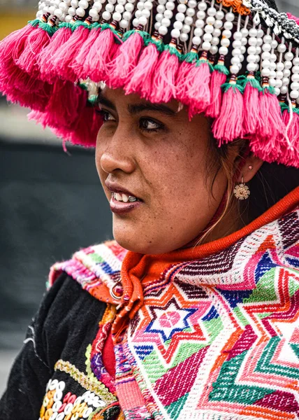 Een Andes meisje gekleed in traditionele kleding voor een processie in Lima 's Plaza de Armas — Stockfoto