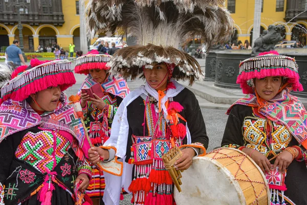 Een groep muzikanten en dansers uit Puno woont een processie bij in Lima 's Plaza de Armas — Stockfoto