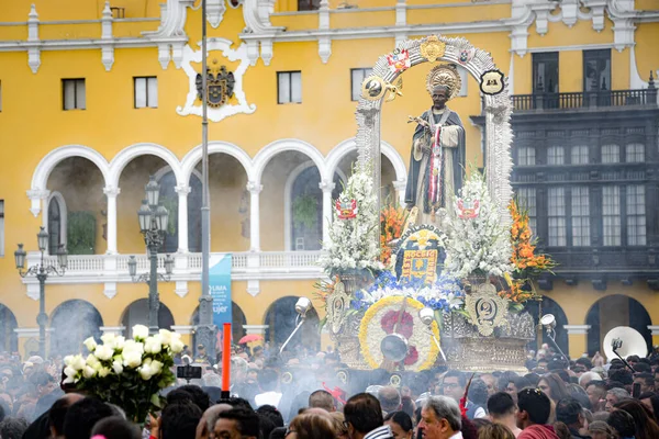 Multitudes asisten a la procesión por San Martín de Porres en la plaza principal de Lima — Foto de Stock