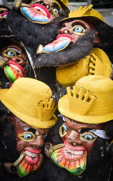 Vypracované masky a kostýmy před představením kulturního tance z peruánských And — Stock fotografie