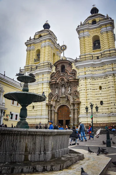 Exterior of the San Francisco Monastery, in Lima's historical city centre — Stock Photo, Image