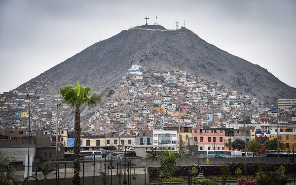 Lima, Perú - Nov 19, 2019: Coloridos edificios en las laderas del Cerro San Cristóbal, Rímac — Foto de Stock