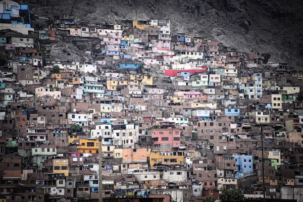 Lima, Perú - Nov 19, 2019: Coloridos edificios en las laderas del Cerro San Cristóbal, Rímac — Foto de Stock