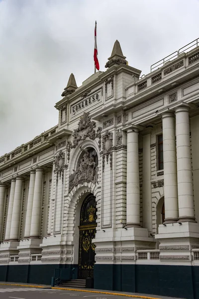 Лима, Перу - 19 ноября 2019 года: Внешний фасад Перу National Co — стоковое фото