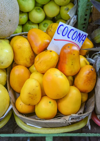 Lima, Perù - 17 novembre 2019: Cocona fresca, un frutto amazzonico, il — Foto Stock