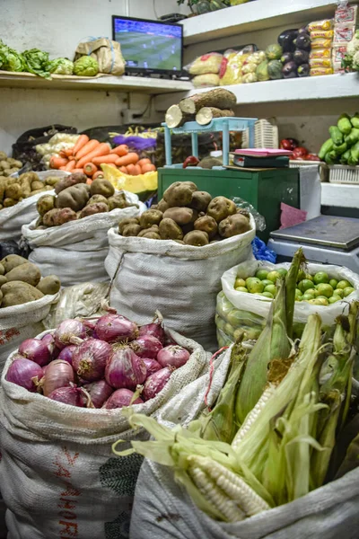 Lima, Peru - Nov 17, 2019: En välsorterad frukt- och grönsaksst — Stockfoto