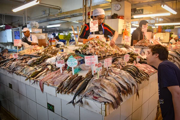 Lima, Peru - 17 de novembro de 2019: Peixes frescos e frutos do mar à venda em Li — Fotografia de Stock