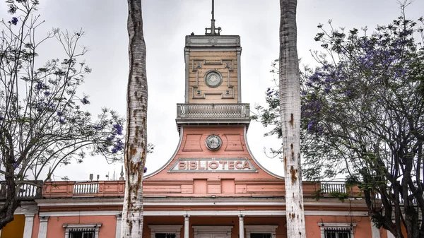 Lima, Перу - Nov 17, 2019: Public Library building, Parque Muni — стокове фото