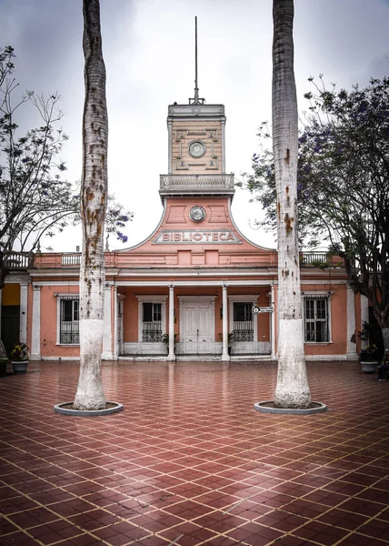 Лима, Перу - 17 ноября 2019 г.: Здание Публичной библиотеки, Парк Муни — стоковое фото