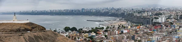 Vistas a lo largo de la costa de Lima desde el Morro Solar. Lima, Perú — Foto de Stock