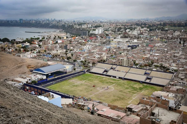 Vistas a lo largo de la costa de Lima desde el Morro Solar. Lima, Perú — Foto de Stock