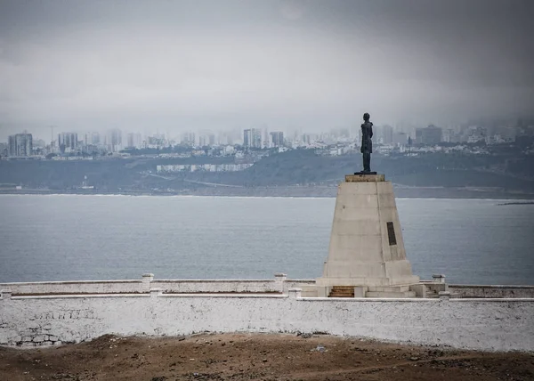 Socha peruánského námořního hrdiny Miguela Graua. Lima, Peru — Stock fotografie