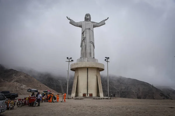 Památník Cristo del Pacifico s výhledem na město Lima, Peru — Stock fotografie