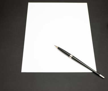 Boş kağıt ve kalem Ofis Masası üzerinde. 