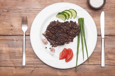 Beyaz bir tabak biftek