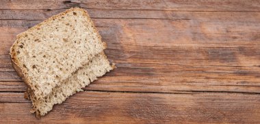 Ahşap arka plan üzerinde ekmek parçaları