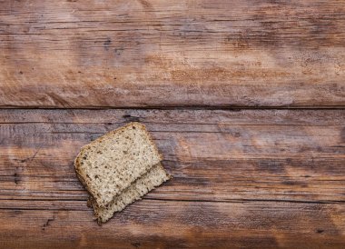 Ahşap arka plan üzerinde ekmek parçaları