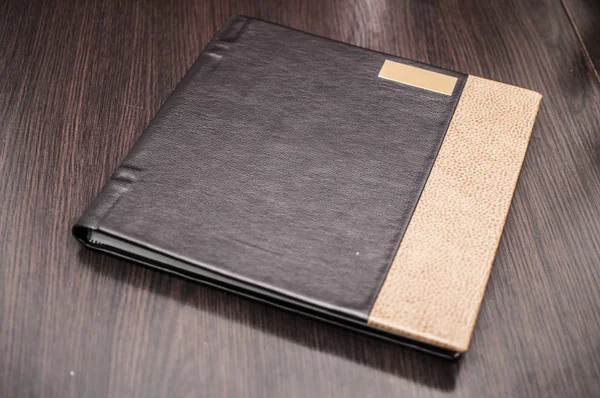 Handgjort papper dagbok anteckningsboken i brunt läder — Stockfoto