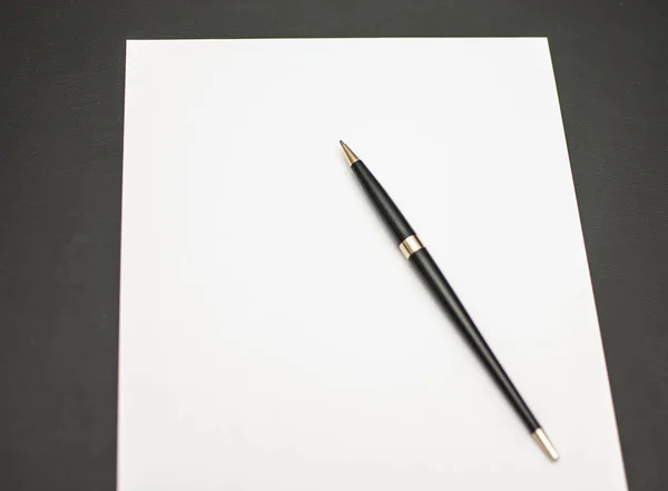 办公桌上的空白纸和钢笔 — 图库照片