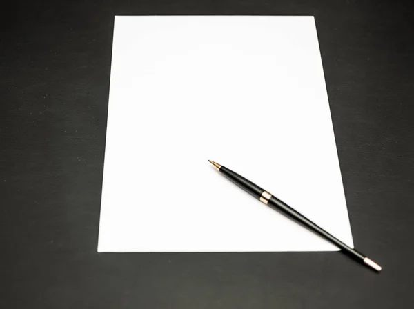 Пустая Бумага Ручка Рабочем Столе — стоковое фото