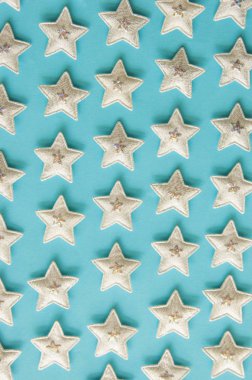 Noel arka planında fotokopi alanı olan gümüş yıldızlar. Mutlu Noeller..