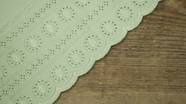  Eski ahşap masadaki dantelli yeşil masa örtüsü. Üst görünüm