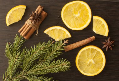 Noel ağacı, portakallar, tarçın çubukları ve karanlık fırında anason yıldızı