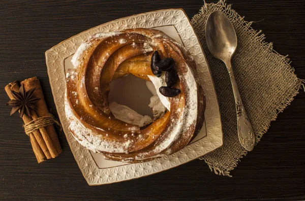 Freshly Baked Traditional Sweet Cinnamon Ring Swirl Black Wooden Board — Stock Photo, Image