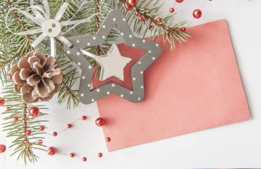 Noel ağacı dallarından ve boş kağıt kağıtlardan oluşan yaratıcı bir düzen. Düz yatıyordu. Doğa Yeni Yıl Konsepti.