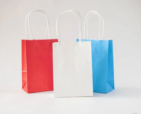 Bolsas Papel Colores Con Asas Sobre Fondo Blanco — Foto de Stock