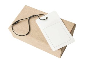 Beyaz arkaplanda el yapımı etiketli hediye kutusu