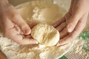 Çocuk eli çiğ hamur yapar.