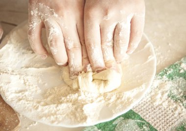 Çocuk eli çiğ hamur yapar.