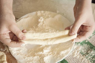 Çocuk eli çiğ hamur yapar.