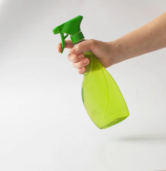 Mujer Sostiene Una Botella Detergente Lavavajillas —  Fotos de Stock