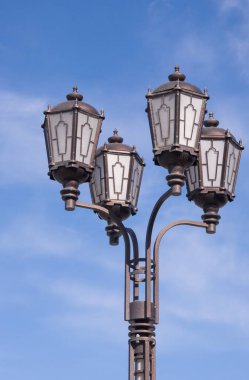 Mavi gökyüzüne yakın büyük bir elektrik direği.