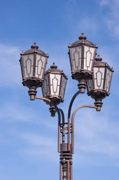 Jeden Velký Vinobraní Lampa Detailní Proti Modré Obloze — Stock fotografie